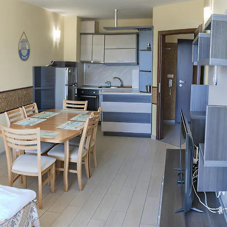 Family With Sea View & Pool In Zlatna Kotva